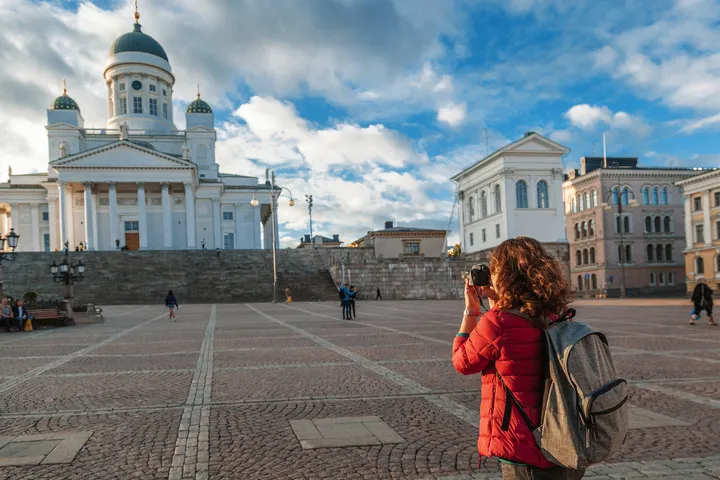 Touristin auf dem Senatsplatz in Helsinki fotografiert die Kathedrale.