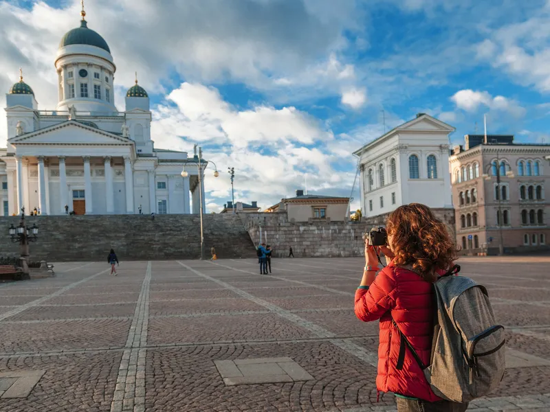 Touristin auf dem Senatsplatz in Helsinki fotografiert die Kathedrale.