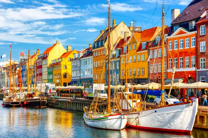 Bunte Gebäude und Boote am alten Hafen Nyhavn im Zentrum von Kopenhagen, Dänemark.