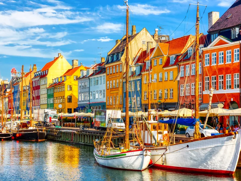 Bunte Gebäude und Boote am alten Hafen Nyhavn im Zentrum von Kopenhagen, Dänemark.