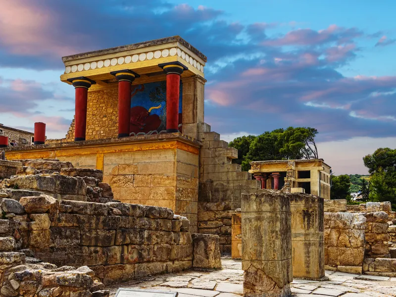 Alte Ruinen des Palastes von Knossos auf Kreta unter einem bewölkten Himmel.