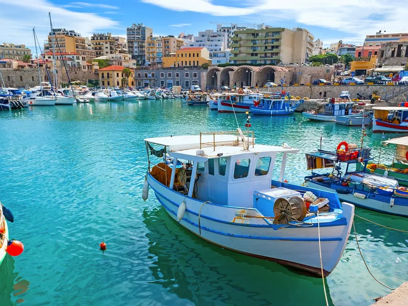 Alte Hafen mit Booten in Heraklion auf der Insel Kreta, Griechenland.