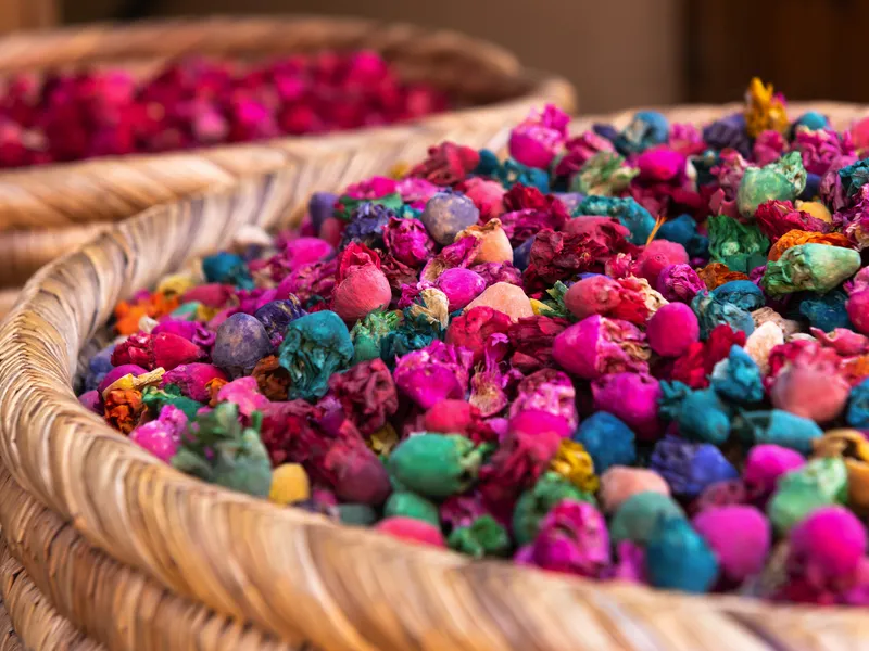 Nahaufnahme von Körben mit bunten Gewürzen auf einem Souk in der Medina von Marrakesch, Marokko.