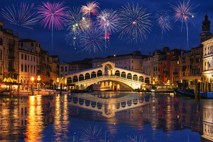 © Pawel Pajor Photography Feuerwerk über der Rialtobrücke in Venedig bei Nacht.