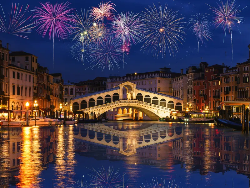 Feuerwerk über der Rialtobrücke in Venedig bei Nacht.