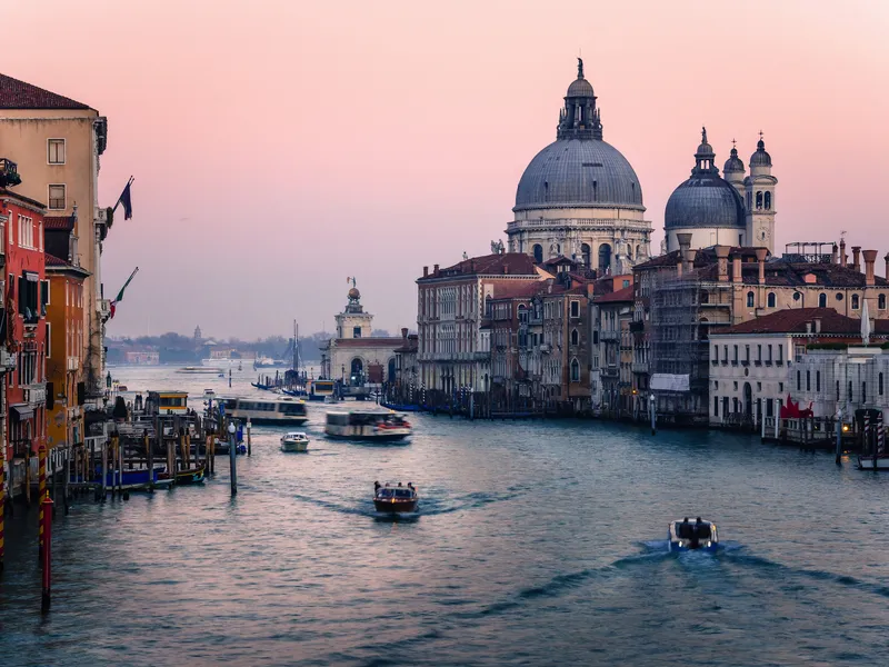 Blick auf den Canal Grande in Venedig bei Sonnenuntergang mit Santa Maria della Salute.