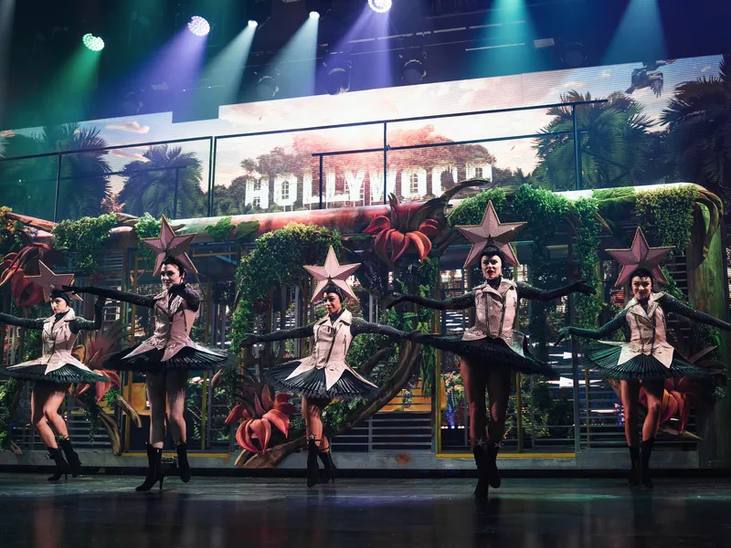 Tanzaufführung vor Kulisse mit "Hollywood"-Schriftzug.