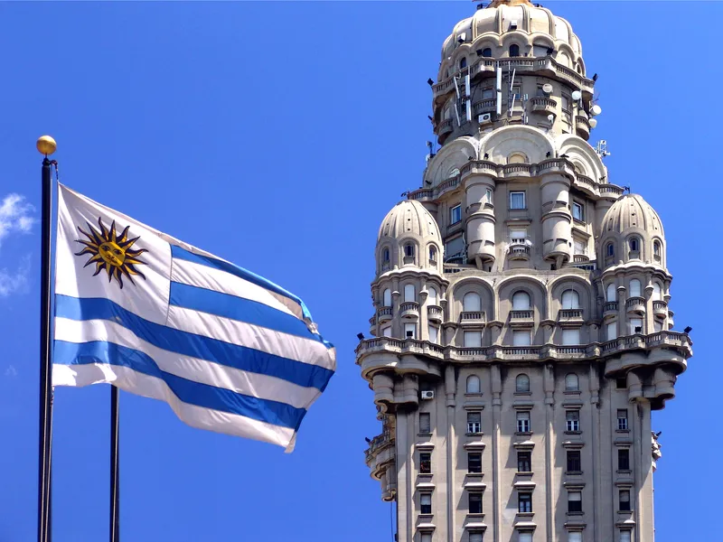 Salvo-Gebäude in Montevideo, Uruguay mit der Nationalflagge im Vordergrund.