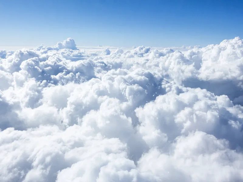 Wolken über einer blauen Himmelkulisse.
