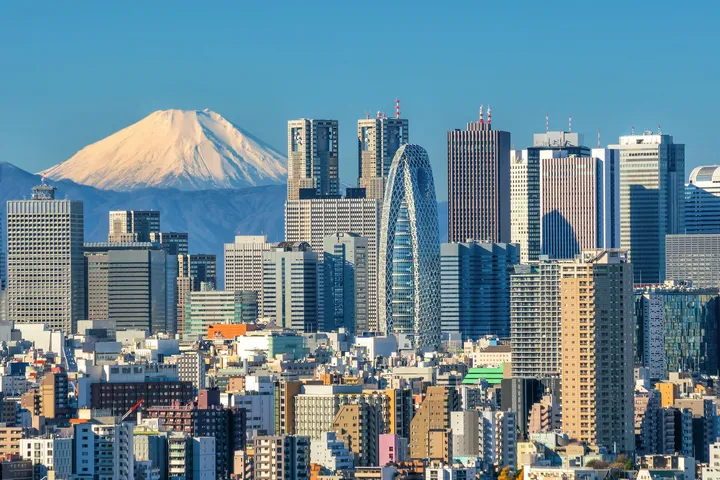 Tokyo Skyline mit dem Berg Fuji im Hintergrund an einem klaren Tag.