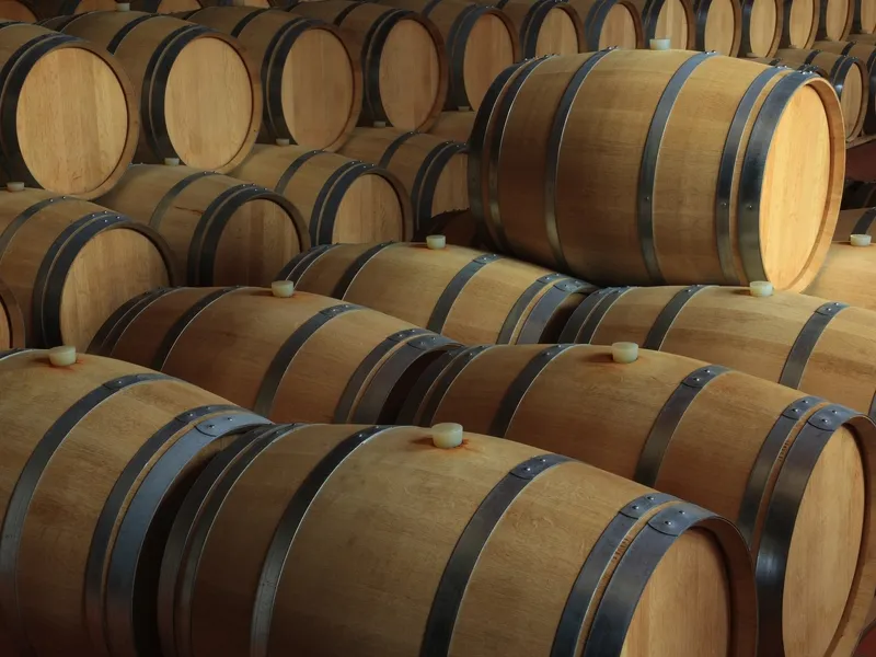 Weinkeller mit vielen Eichenfässern zur Weinreifung.