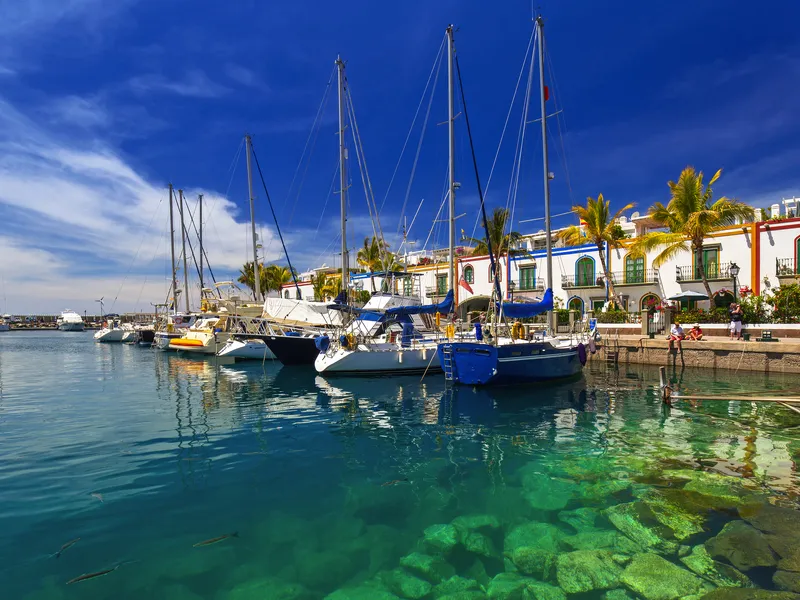 Segelboote im Hafen an einem sonnigen Tag mit blauem Himmel und klarer See