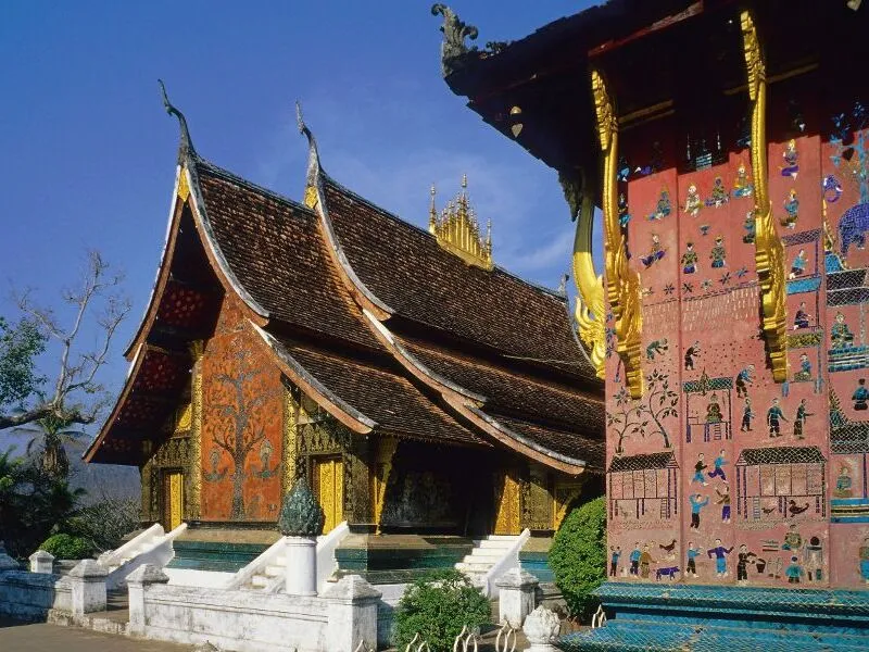 Buddhistischer Tempel mit verzierten, bunten Fassaden in Luang Prabang, Laos.