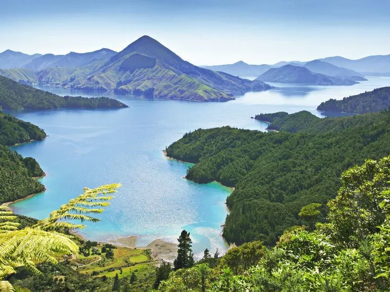 Landschaft mit See, Bergen und üppigem Grün.