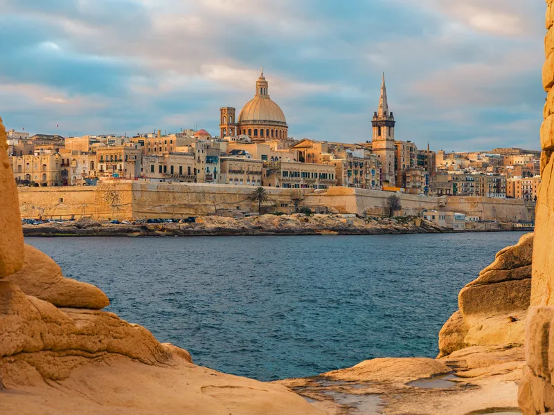 Valletta, Malta Skyline bei Sonnenaufgang, Blick von Sliema über das Meer.