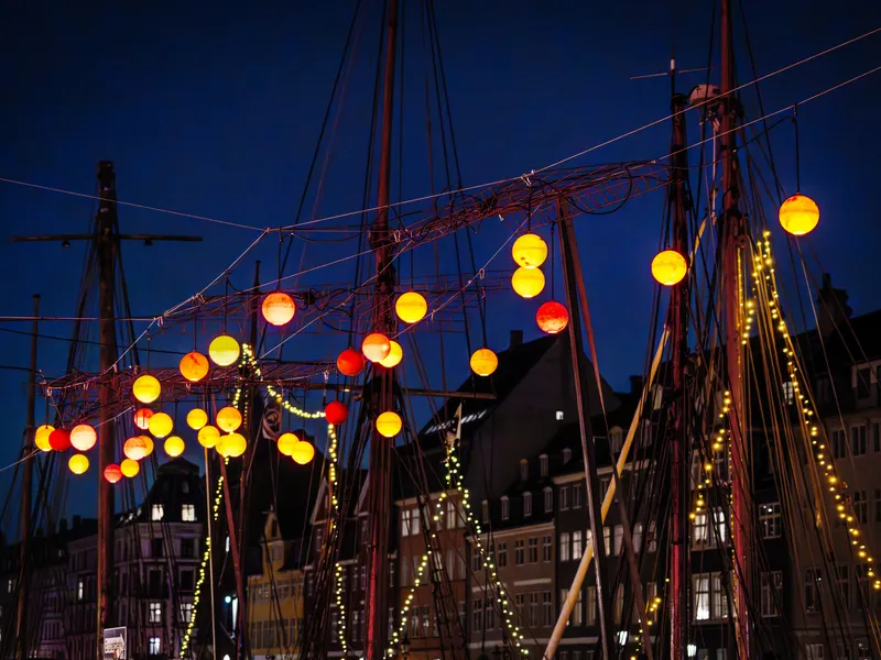 Beleuchtete kugelförmige Laternen, nachts über einem Schiff eingebaut.