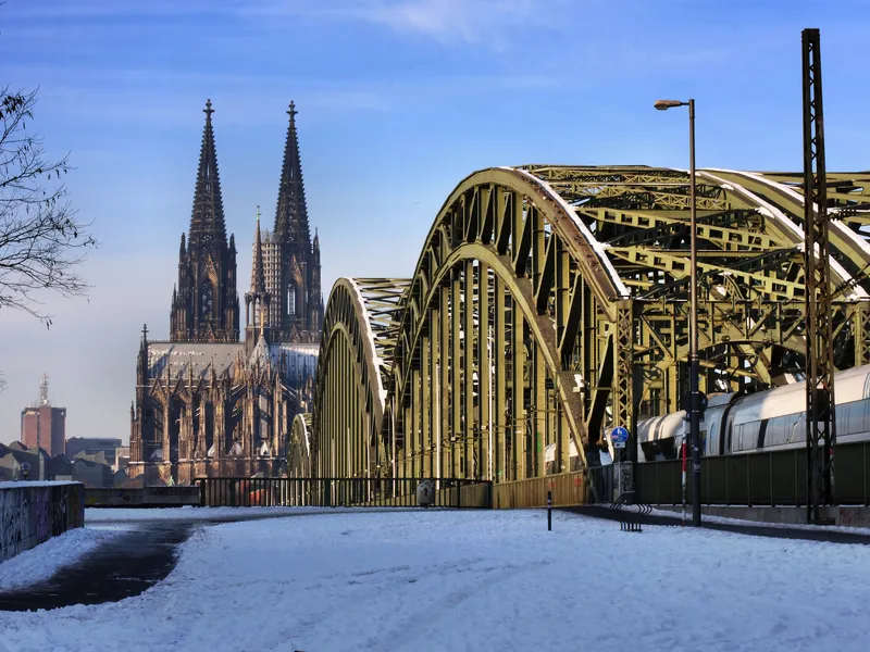Kölner Dom, Hohenzollernbrücke