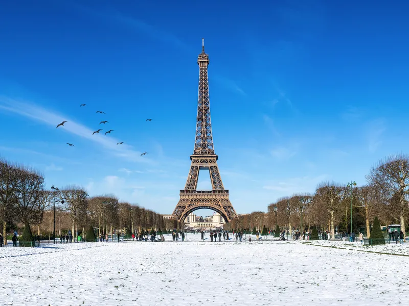 Eiffelturm im Winter mit Schnee bedeckt in Paris, Frankreich.