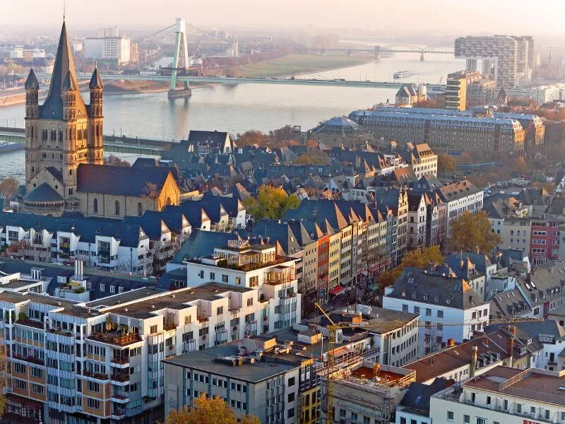 Luftaufnahme von Gebäuden am Flussufer in Köln, Deutschland.