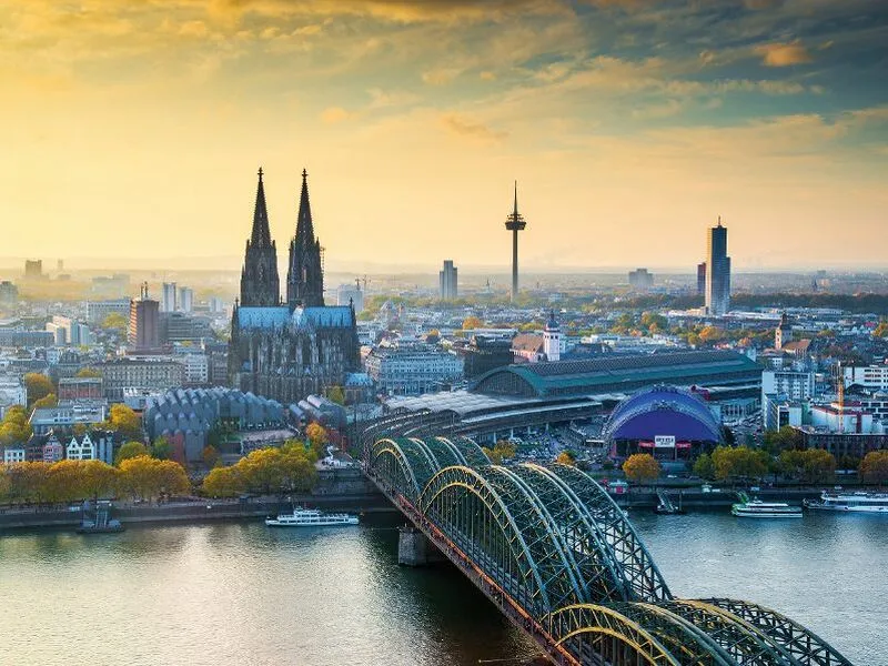 Blick auf den Kölner Dom und die Hohenzollernbrücke bei Sonnenuntergang in Köln.