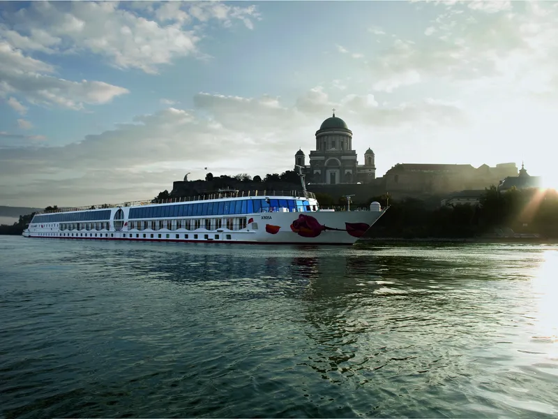 Kreuzfahrtschiff fährt auf der Donau nahe der Basilika von Esztergom.