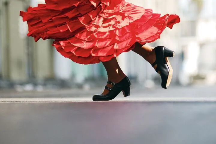 © Remarkable - Fotolia Tänzerin in roten Rock mit schwarzen Schuhen, die auf einer Straße Flamenco tanzt.
