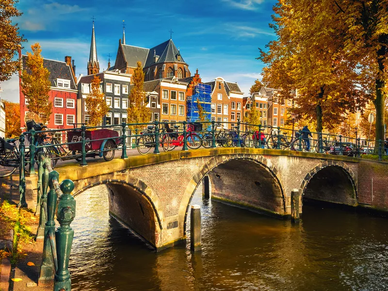 Brücke mit Fahrrädern über einem Kanal in einer europäischen Stadt im Herbst.