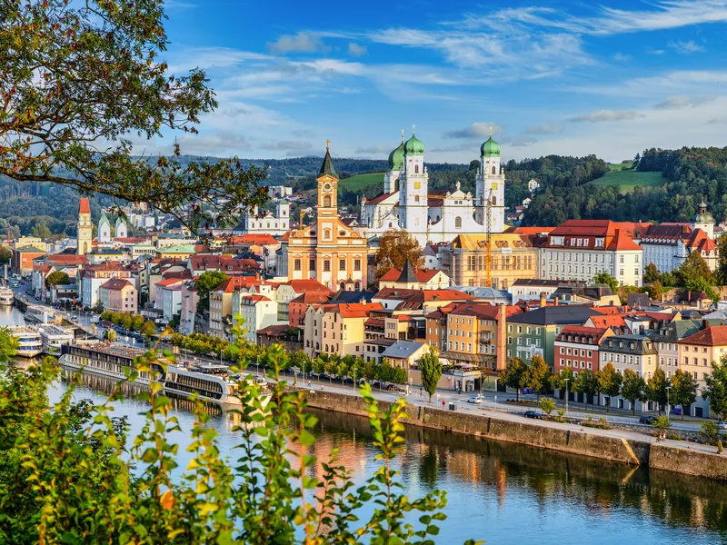 Stadtansicht von Passau mit Fluss und Kirchen im Hintergrund