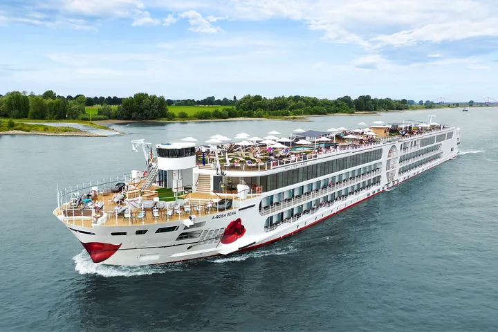 Flussschiff A-ROSA Sena auf einer Rhein-Kreuzfahrt.