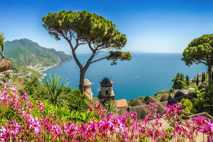 © JFL Photography - stock.adobe.com Garten mit Blumen und Bäumen, Blick auf Küste und Meer.