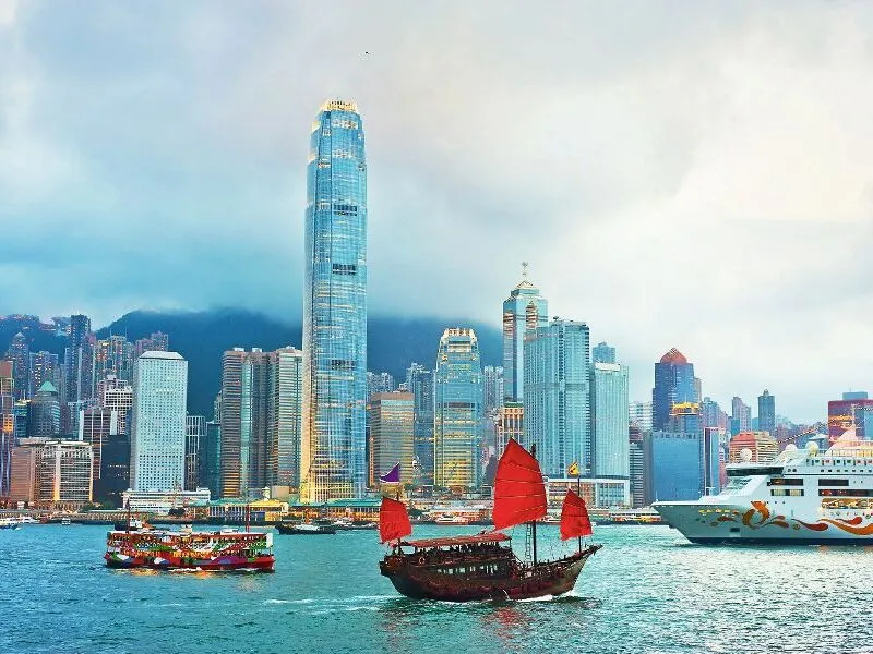 Traditionelles Segelschiff und Hochhäuser in Hongkong-Hafen.