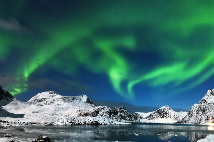 Wintermagie: Eismeer und Polarlichter