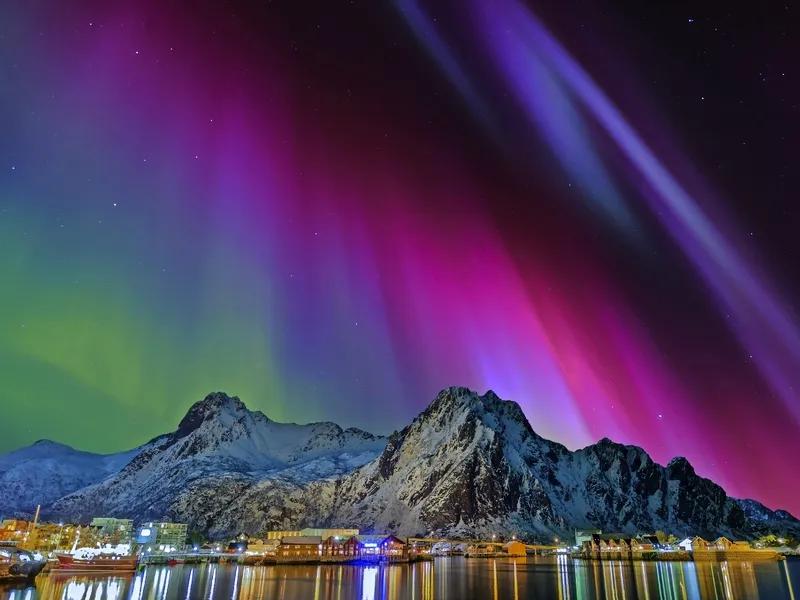 Wintermagie: Eismeer und Polarlichter